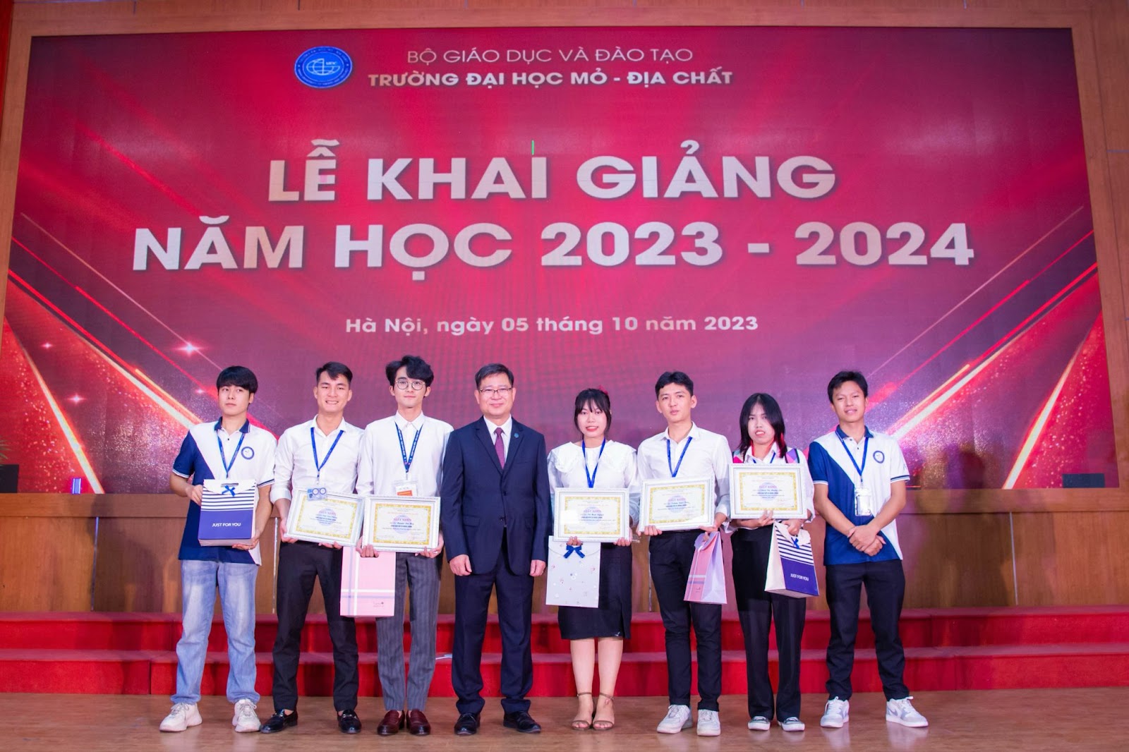 KHÁT VỌNG HỌC TẬP, RÈN LUYỆN VÀ CỐNG HIẾN CỦA ĐẢNG VIÊN TRẺ TRƯỜNG ĐẠI HỌC MỎ - ĐỊA CHẤT